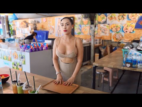 Beautiful Lady Serve Testy Street Food / Thai Street Food / Pattaya Street Food