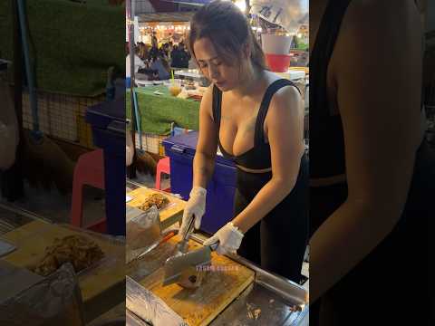 Beautiful Pattaya Lady Sells Stewed Duck – Thai Street Food