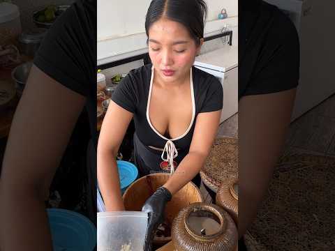 Pattaya Girl Makes Clam and Shrimp Salad – Thai Street Food