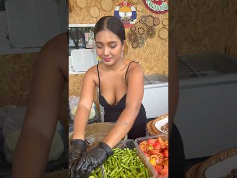 Pattaya Girl Makes Spicy Papaya Salad