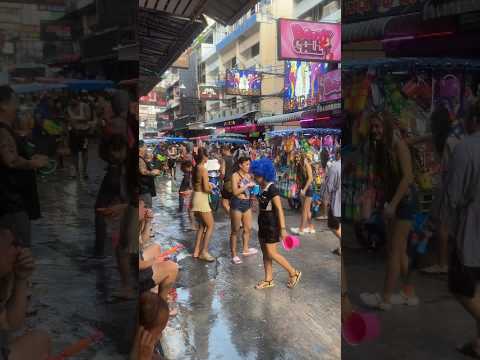 Flying Abhay Playing With Girls In Soi 6 Pattaya, Thailand #shorts #pattaya #viralvideo