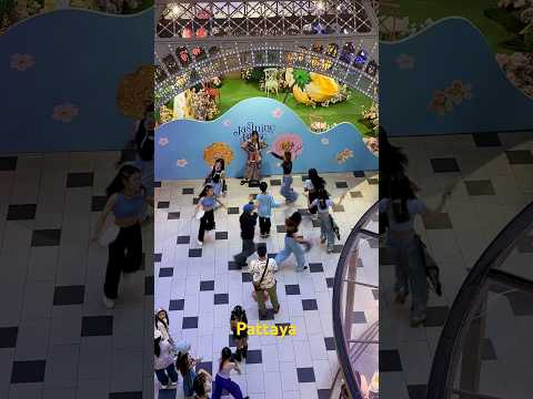 Thai girls dancing, Pattaya 😮🇹🇭#shorts #thailand #beach #travel #bangkok